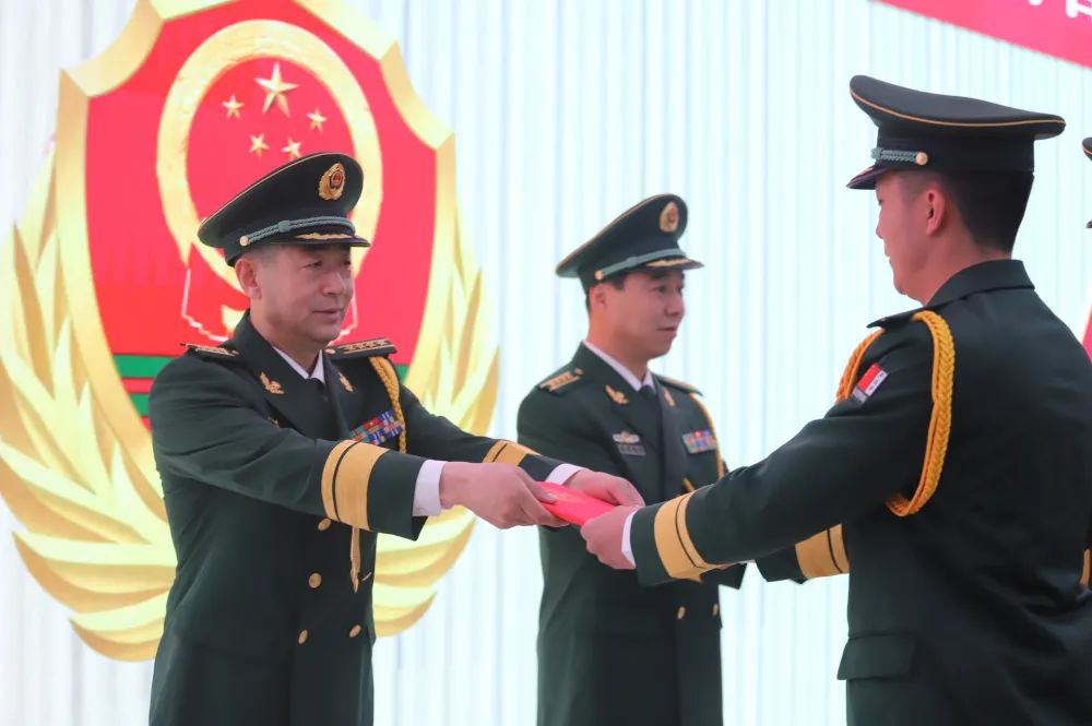 支队被授予少尉警衔2021年毕业任职的武警排长近日一段人生一副军衔