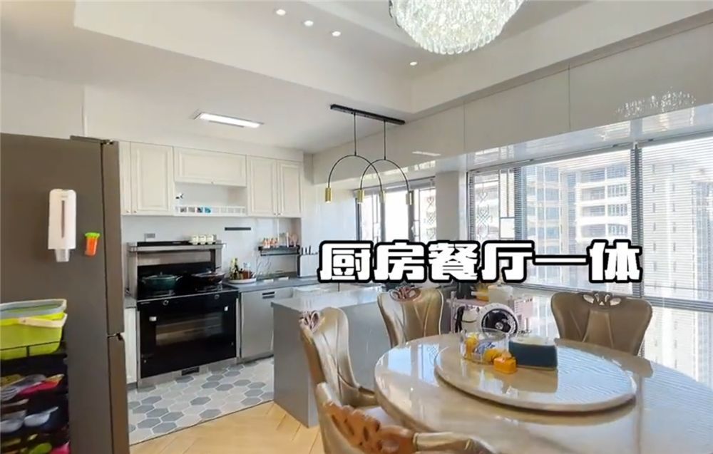一家六口的405㎡顶层大宅：巧妙利用阁楼，装修出9室4厅5卫