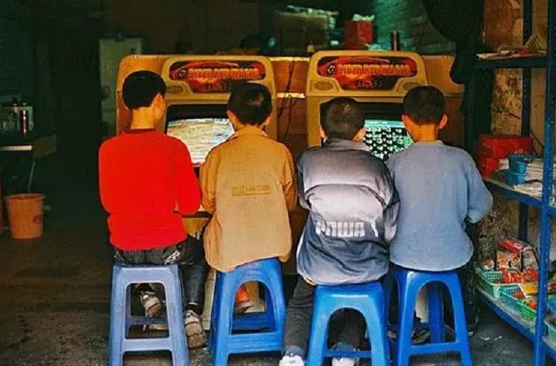 2011年大学生嗜游戏如命，沉溺网吧10年不成人形，归家5天后惨死