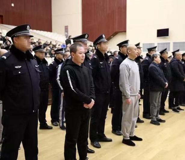 山西黑老大2次入狱7次减刑，坐牢像住星级酒店，出狱时豪车组队接