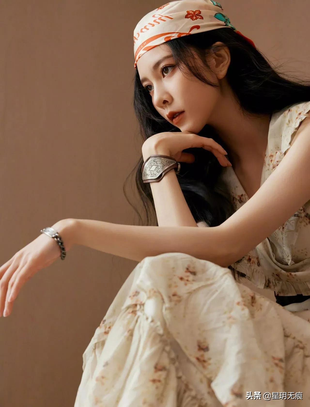 张一山前女友一身碎花长裙尽显复古风味，爵士的酷范儿表现力满分