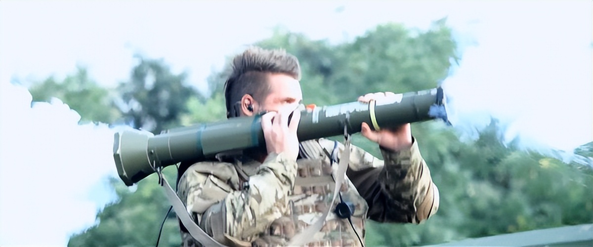 吴京硬汉枪战动作片《战狼》武器解析盘点