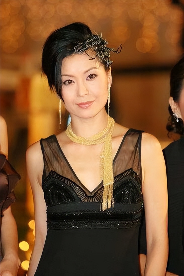 伍咏薇：新婚13天老公去世，费力拿到900万遗产，她的心依旧很痛