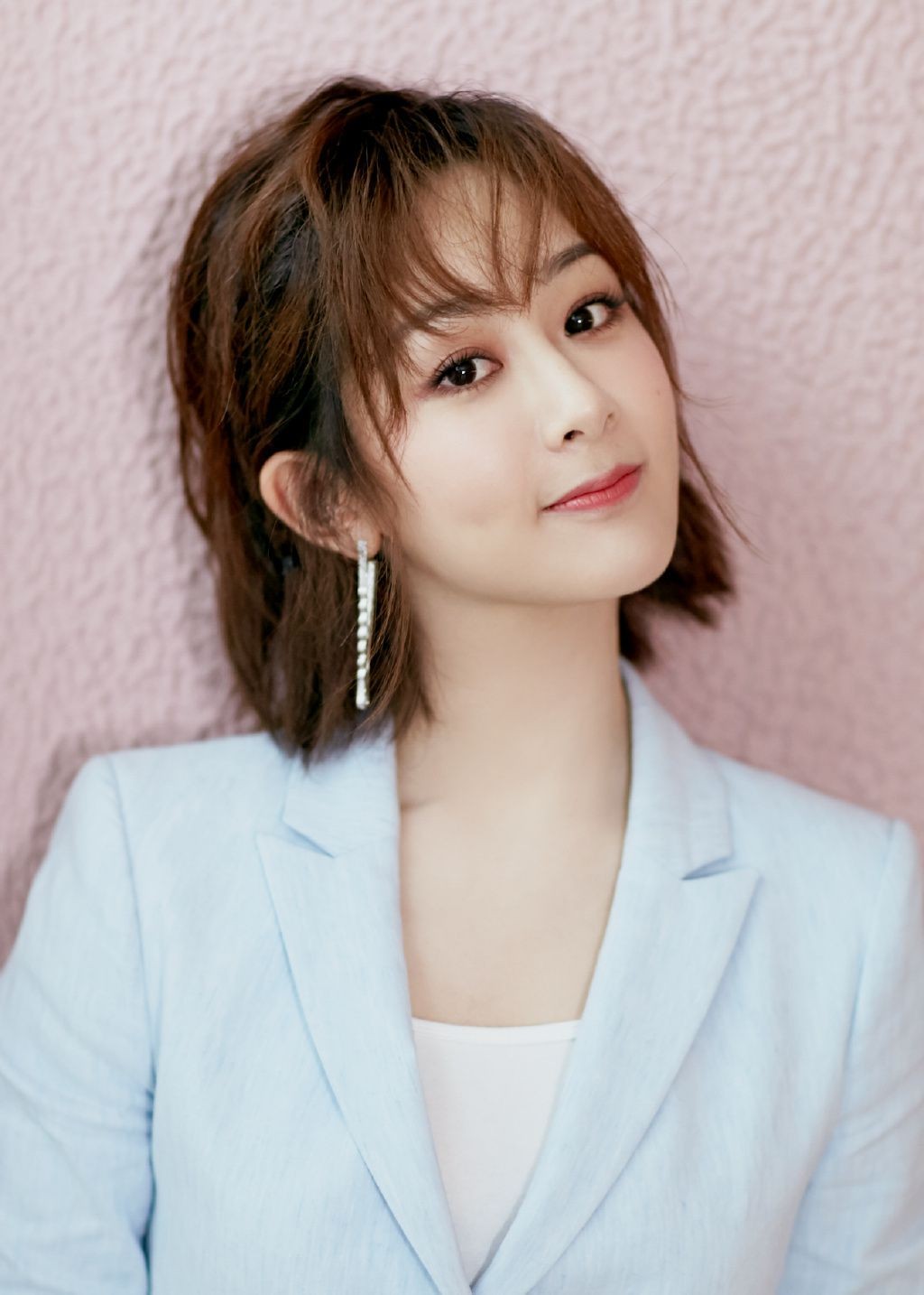 同样是“齐耳短发”，杨紫清爽减龄，迪丽热巴让人不忍直视