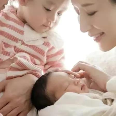 杨怡情人节晒视频记录重要人生阶段，从结婚到一家四口幸福满满