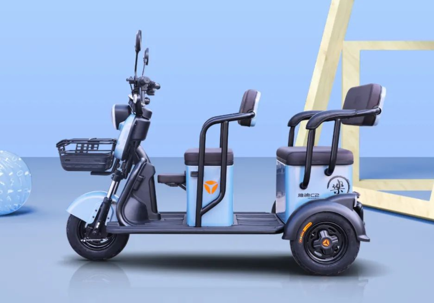 雅迪c2电动三轮车是一款客货两用的多功能车型,对于车主在意的上牌