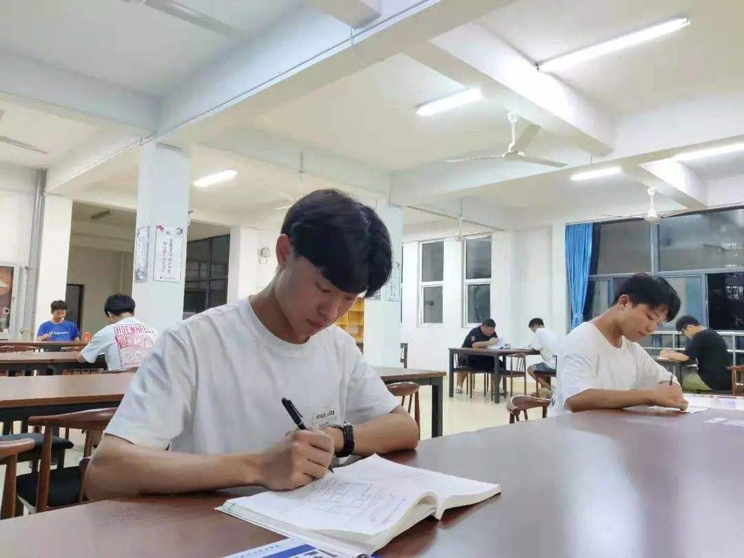 现实中的普信男？女大学生在自习室，收到对面男生的“小纸条”