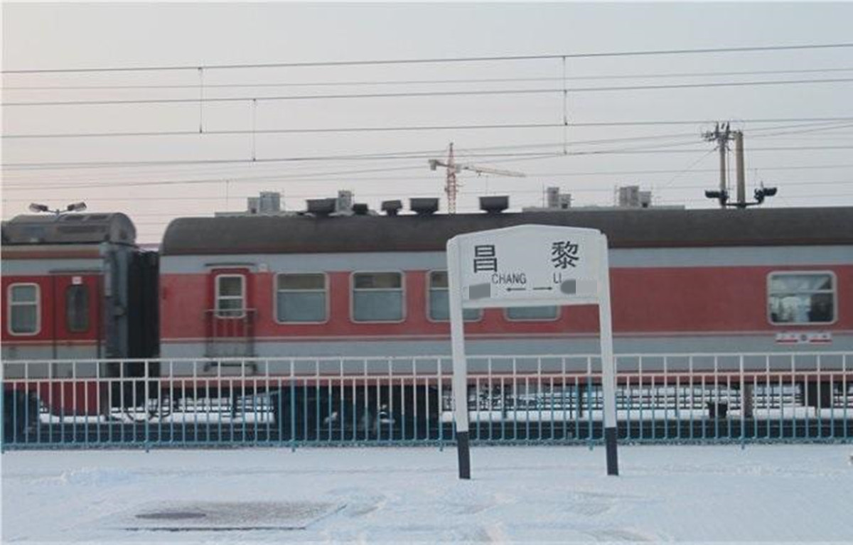 2012年，90后学警车轨救人被轧断双腿，5年后娶照顾他的美女护士