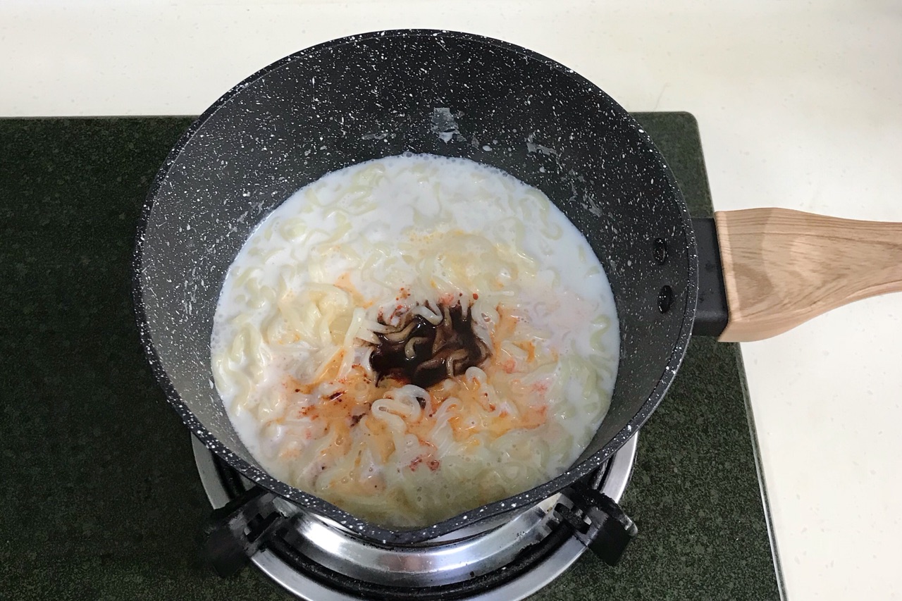 牛奶搭配火鸡面会碰撞出怎样的火花呢？口感浓郁，简单好吃