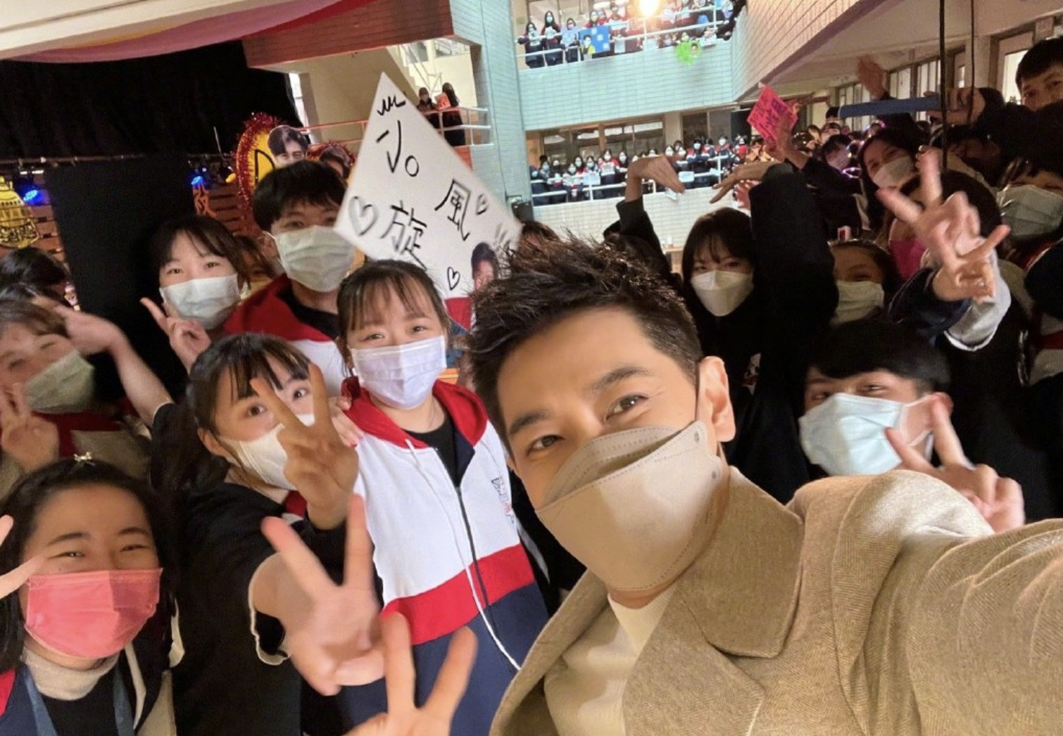 林志颖回母校庆祝出道30周年，学弟学妹们伴舞，站满楼道人气超高