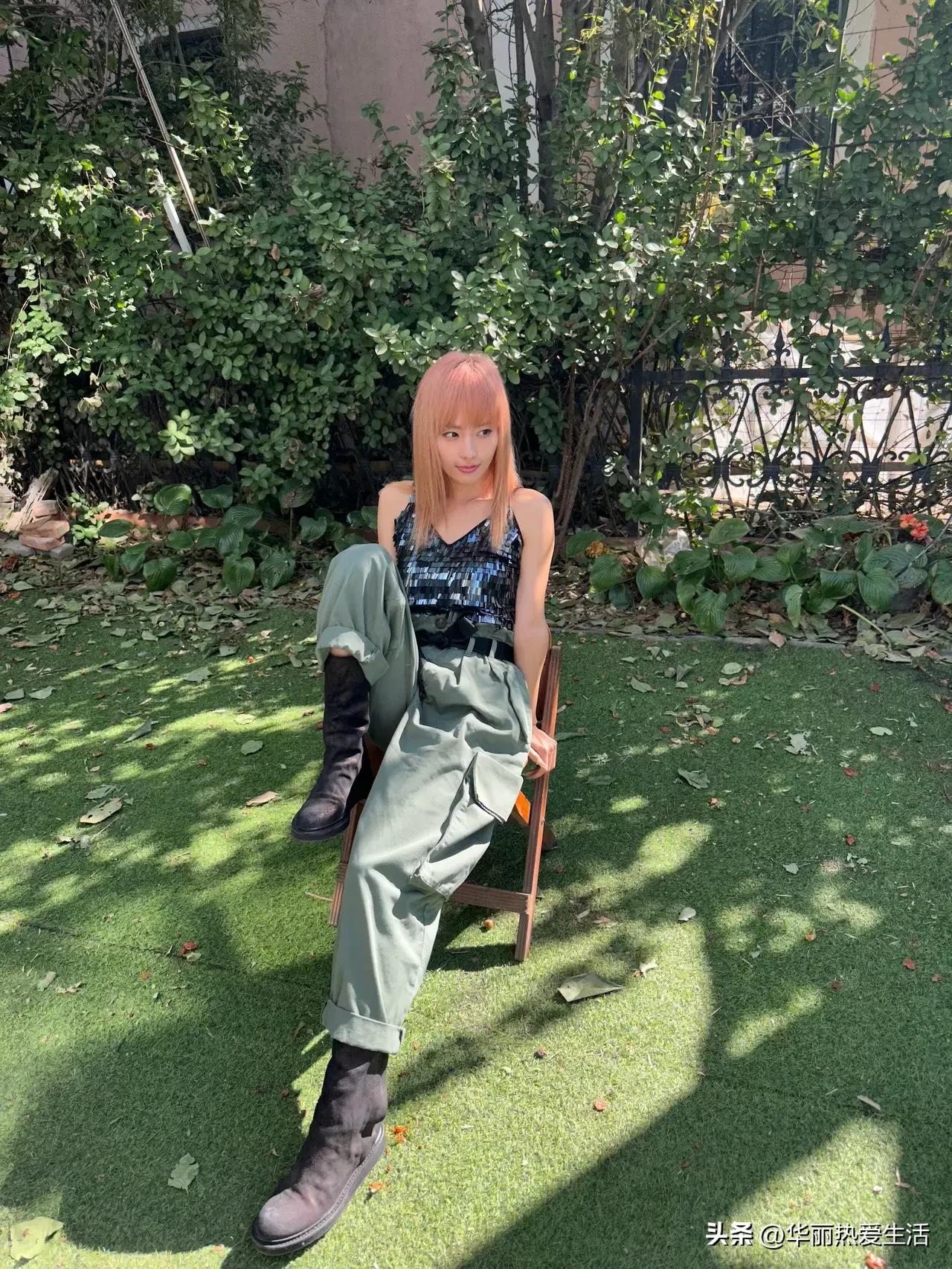 张嘉倪染黄色发型皮肤黝黑