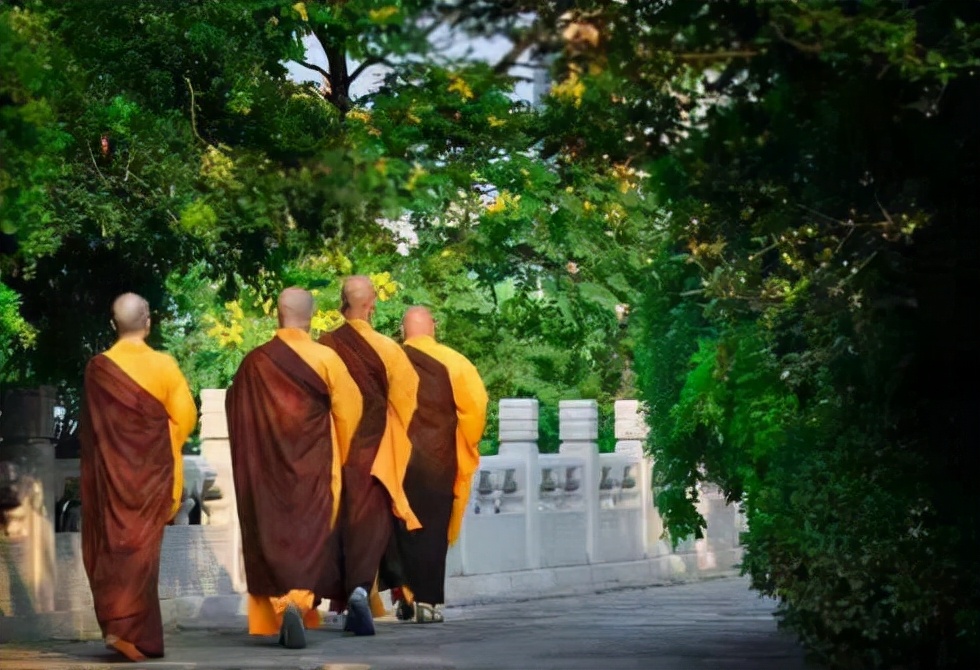 两个给别人改诗的例子，都是名人，谁在画龙点睛，谁在狗尾续貂？