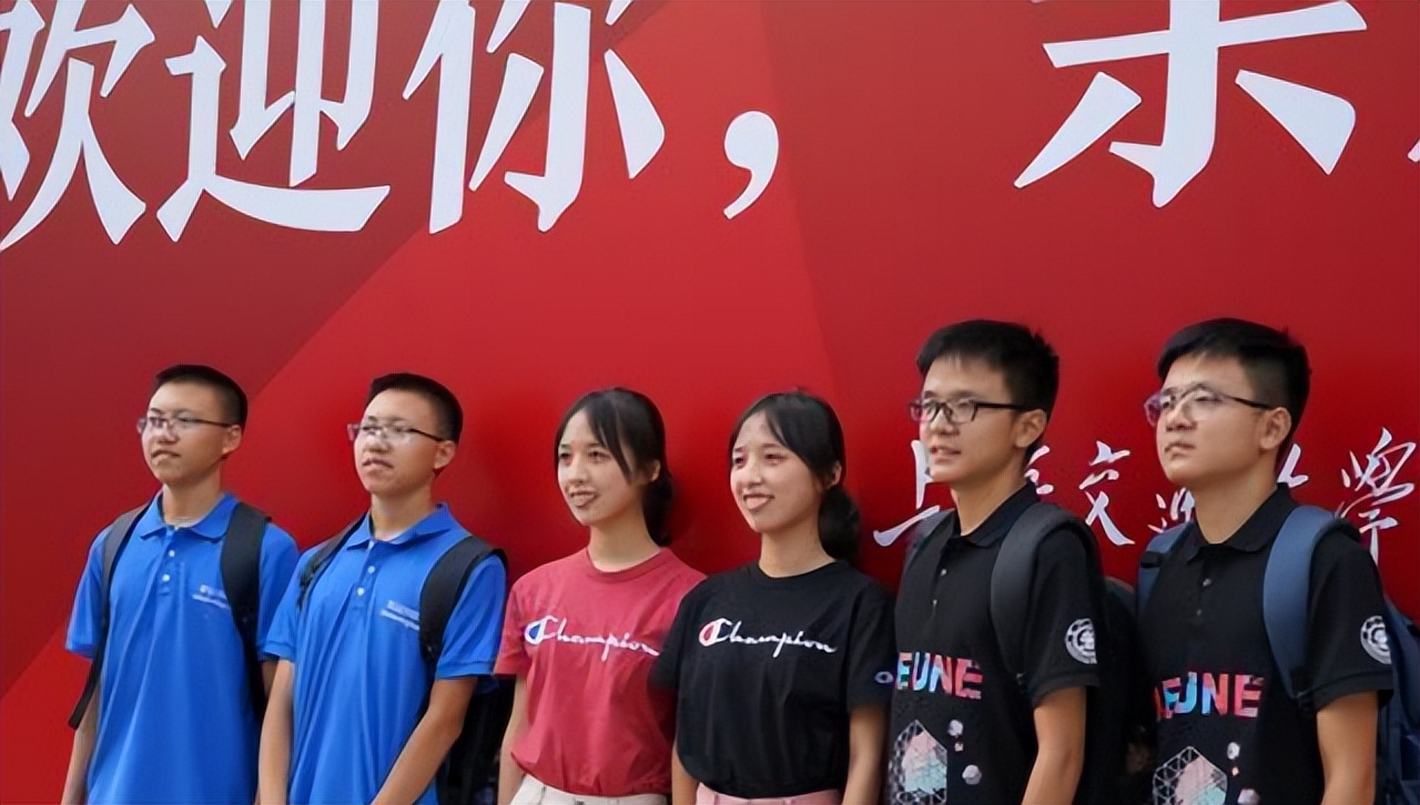 29岁“小保安”火了，成功考上顶尖985大学，令人羡慕又敬佩