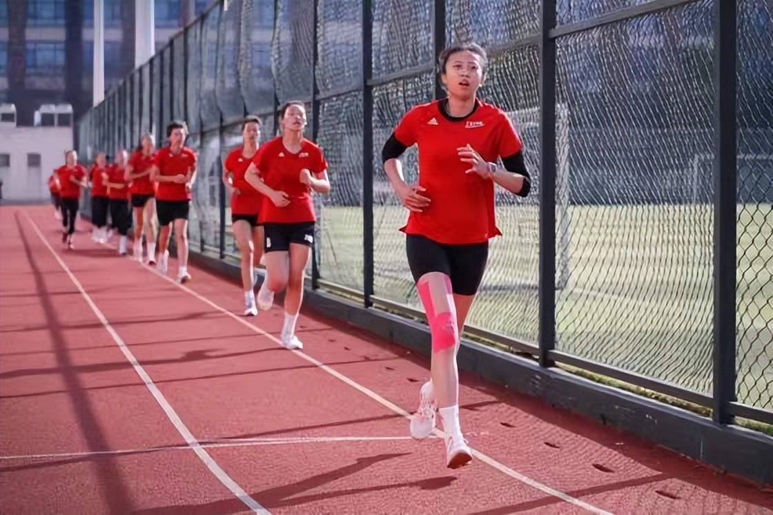 中国女排(中国女排大名单将出炉，体能测试成关键指标，已有12人离开训练营)