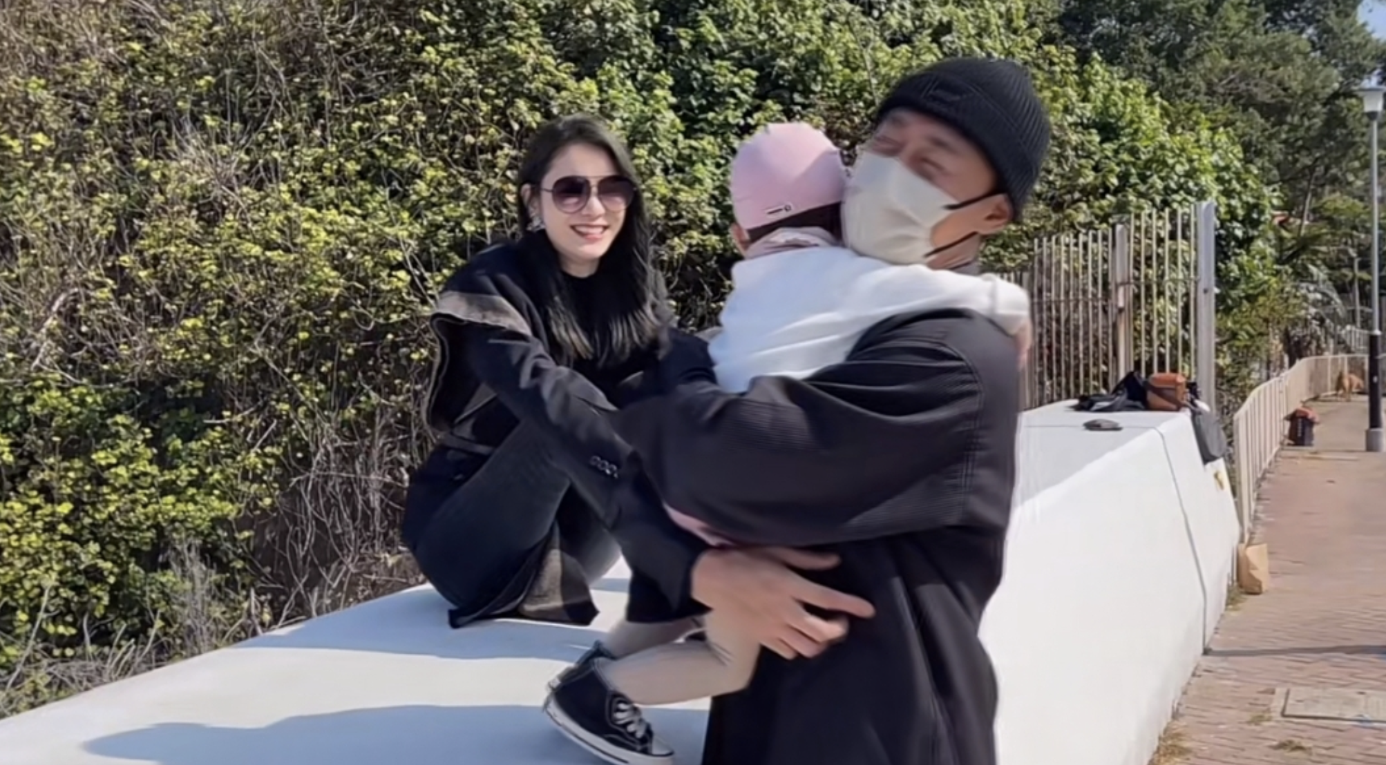 林峯携妻儿海边度假，拥女儿入怀被喊爸爸，格格大脑门被赞有福气