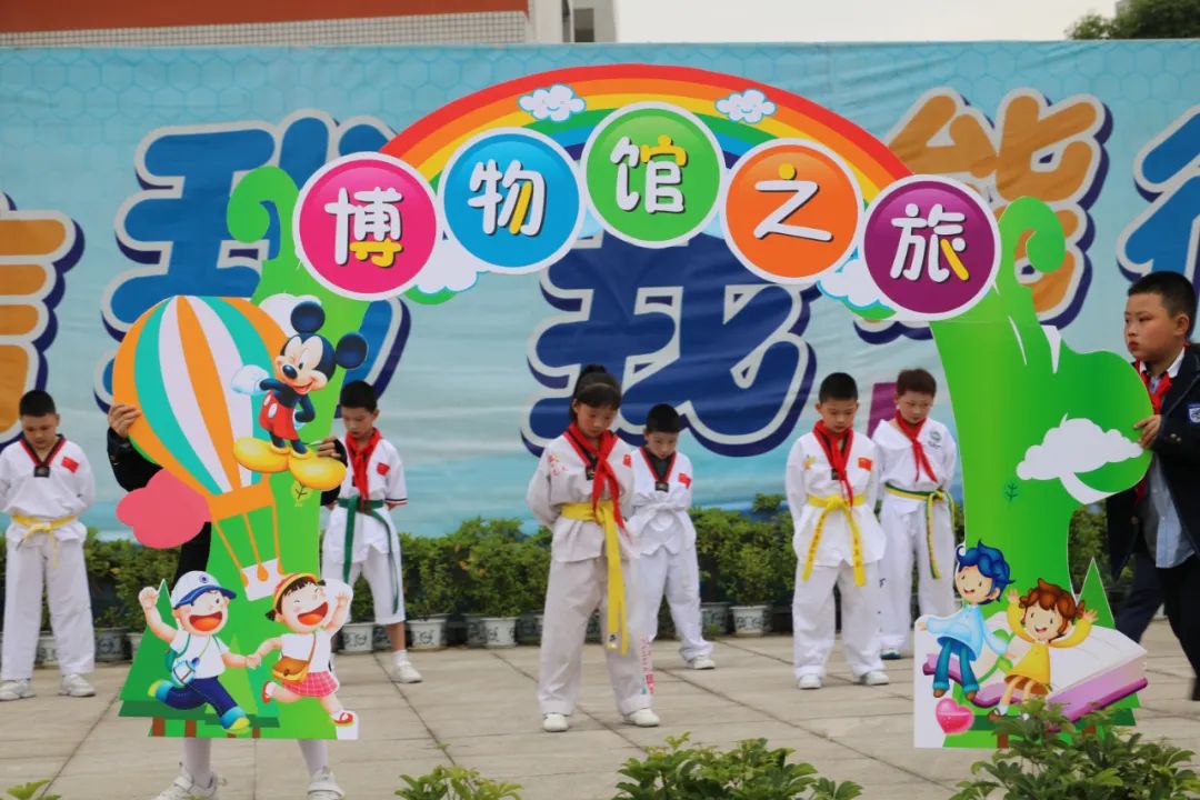 成都市双流区实验小学外国语学校举行月季花中队升旗仪式