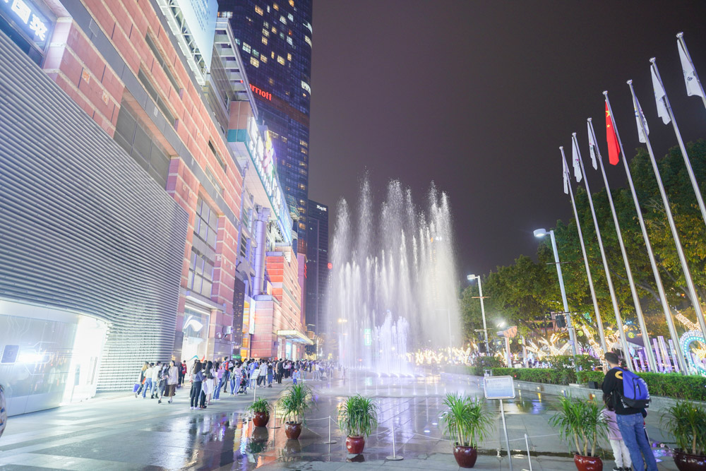 广州这个商场还是五a景区，里面竟然有水族馆动物园，规模太夸张