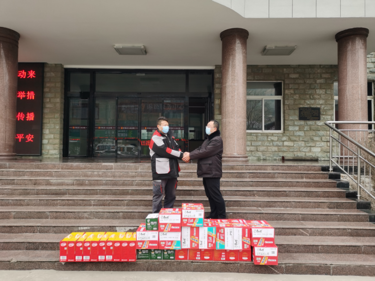 快递小哥向淳化法院抗疫一线干警捐赠防疫物资