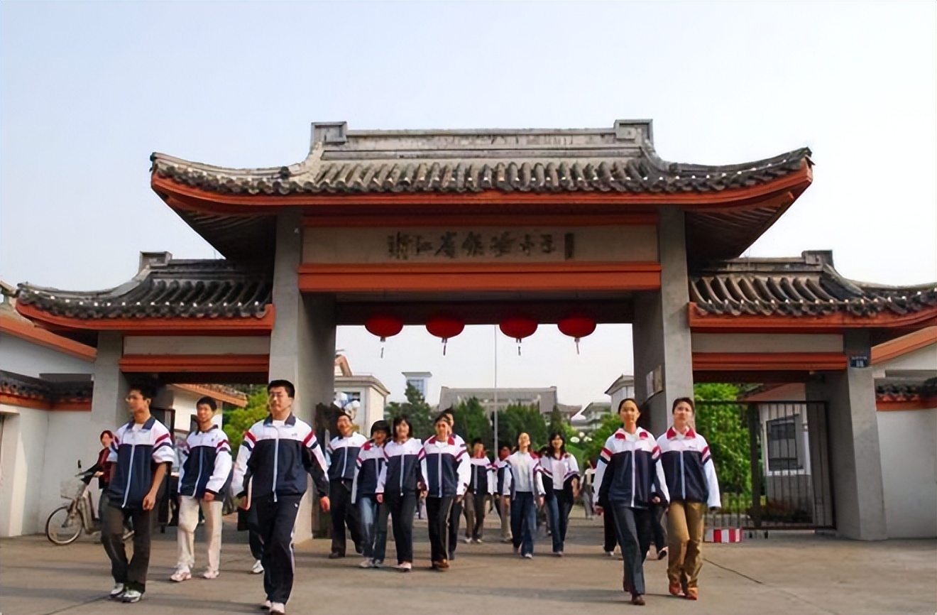 2022考生要注意，高校录取会看高考体检结果，近视影响专业的报考