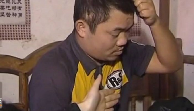 复旦高材生卧床啃老3年，对母亲拳打脚踢：我现在这样都是你害的