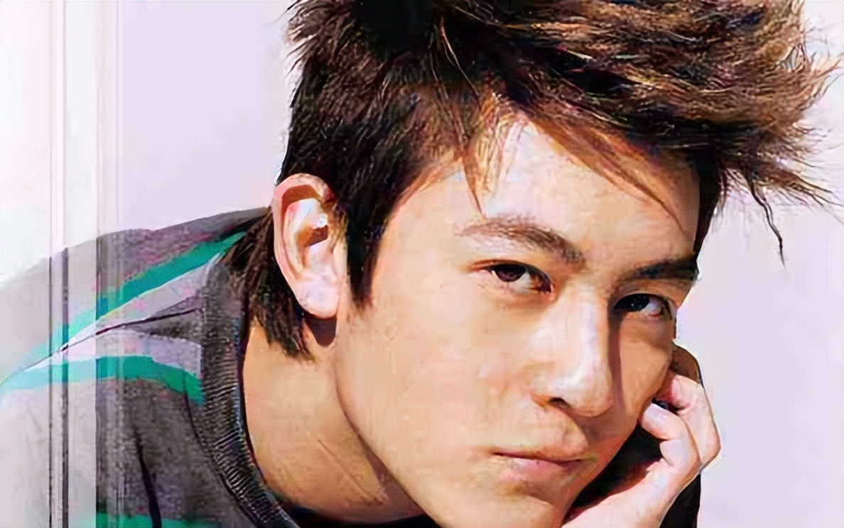 一张帅脸说崩就崩,年轻时的"国民男神",如今沦为路边的大伯