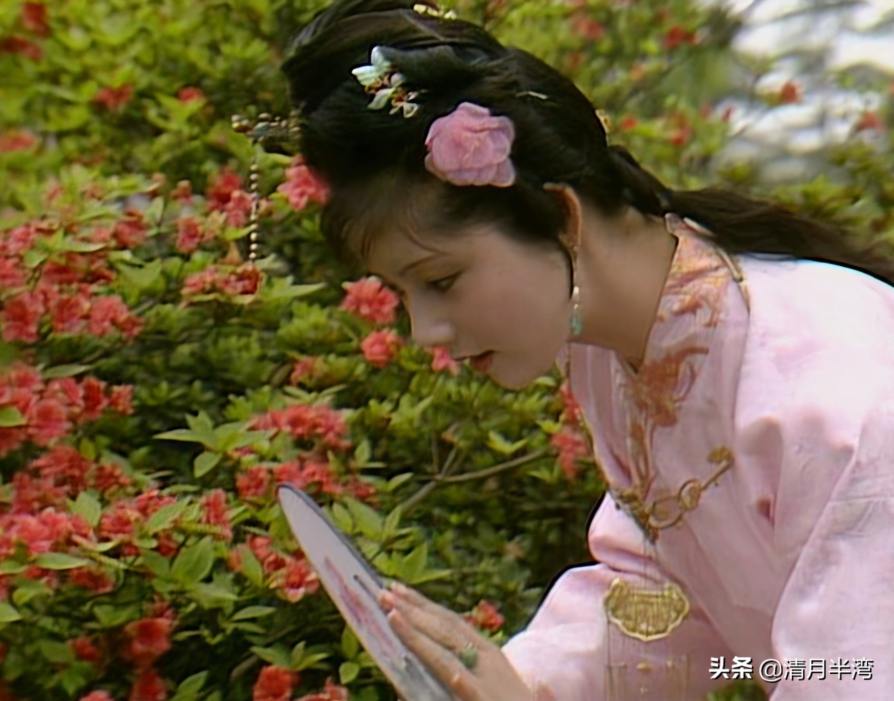 同样是演“宝钗扑蝶”，张莉灵气四溢美如画，李沁木头桩子干扑腾