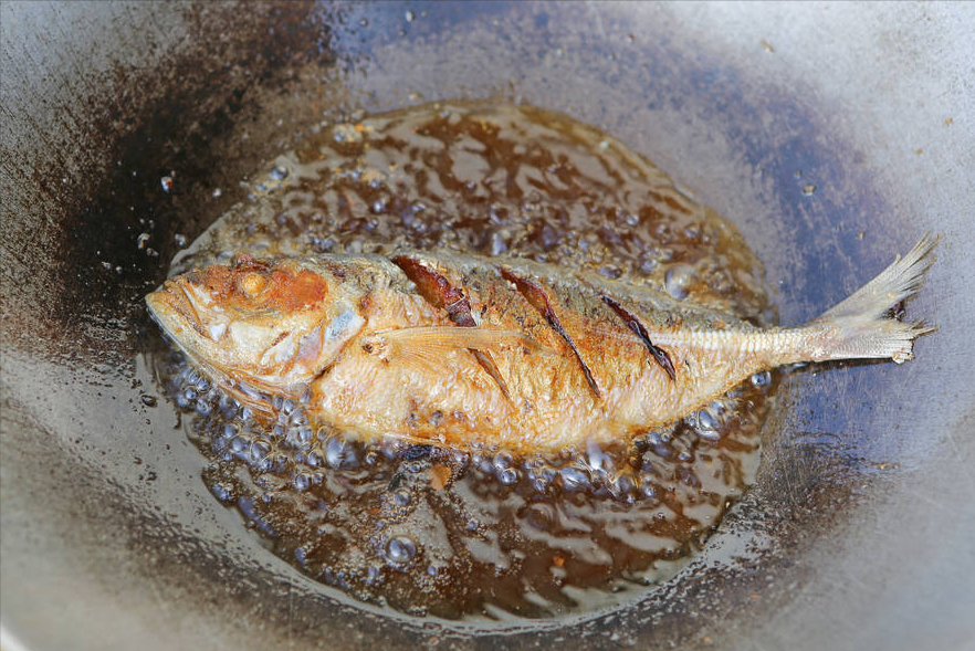铁锅煎鱼，总是破皮还粘锅？大厨教你3个窍门，鱼肉完整不碎