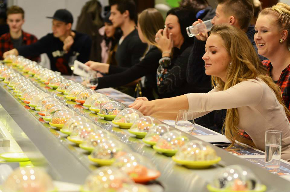 在正宗的回轉壽司店里用餐是種什么體驗？回轉壽司美食指南來了