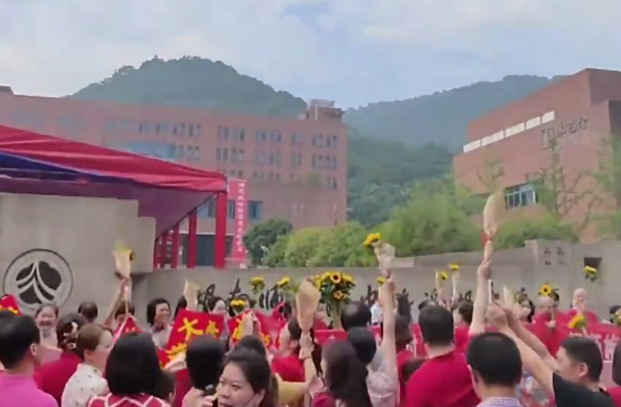 各地家长的花式送考，穿鸿运战衣手举向日葵不算啥，高分氛围拉满