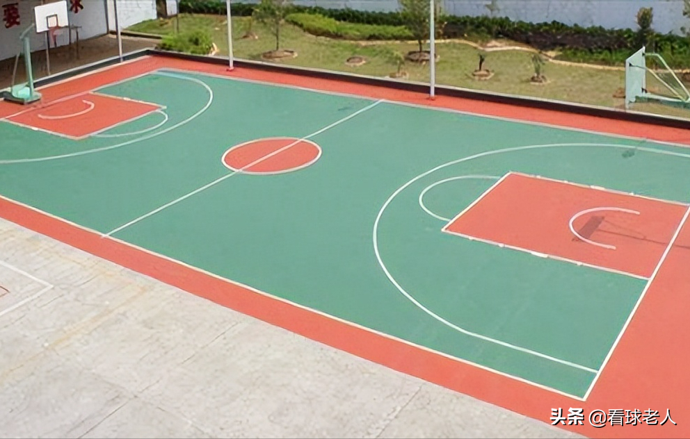 篮球比赛一场跑多少距离(常识篇：篮球场的标准尺寸，NBA三分线并不是圆的)