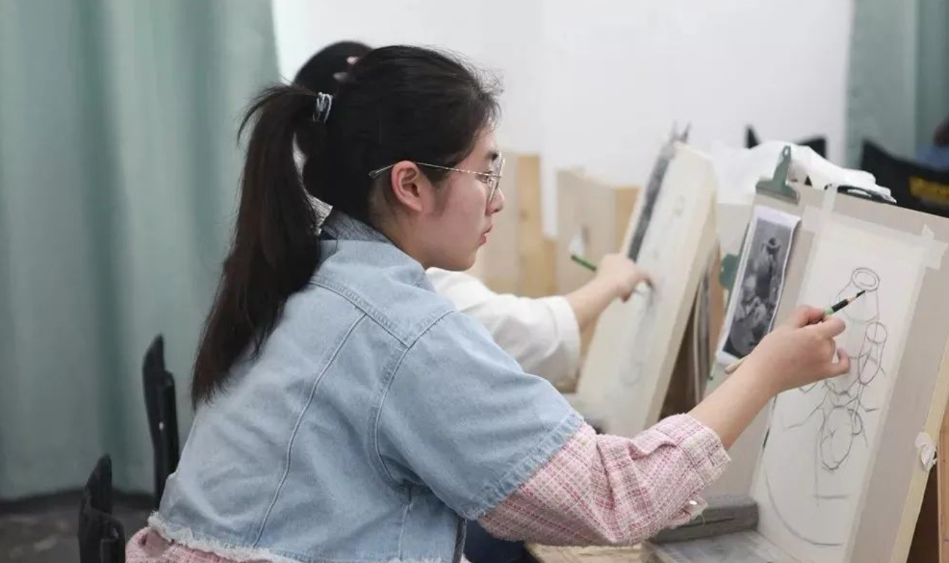 南昌美术培训画室哪家好？南昌白塔岭美术培训强、成绩好