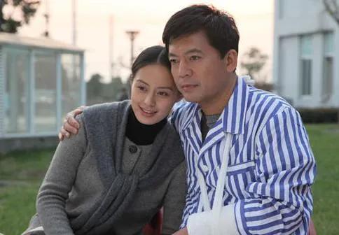 何政军妻子范雨(演员何政军，去云南拍戏时捡到一个老婆，结婚27年零绯闻)