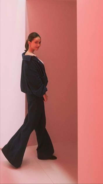 周杰伦晒昆凌孕照官宣第三胎喜讯，去年11月昆凌曾因孕期不适晕倒