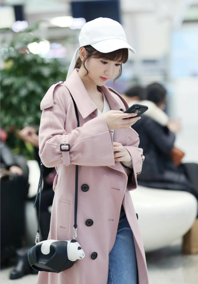 穿粉色大衣好似青春美少女(穿粉色大衣好似青春美少女的句子)