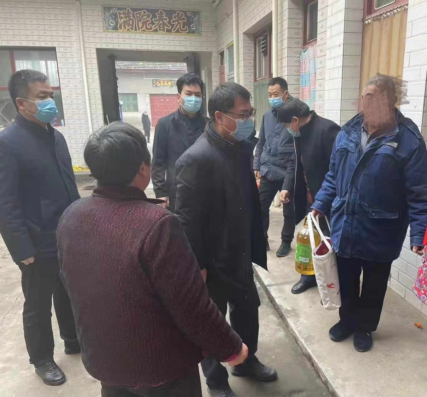 西安市临潼区人民检察院党组书记、检察长苑伟慰问该院驻村工作队及该村困难群众