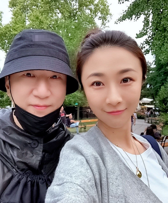 51岁孙红雷带娃外出！怀抱4岁半女儿好宠溺，孩子继承母亲高颜值