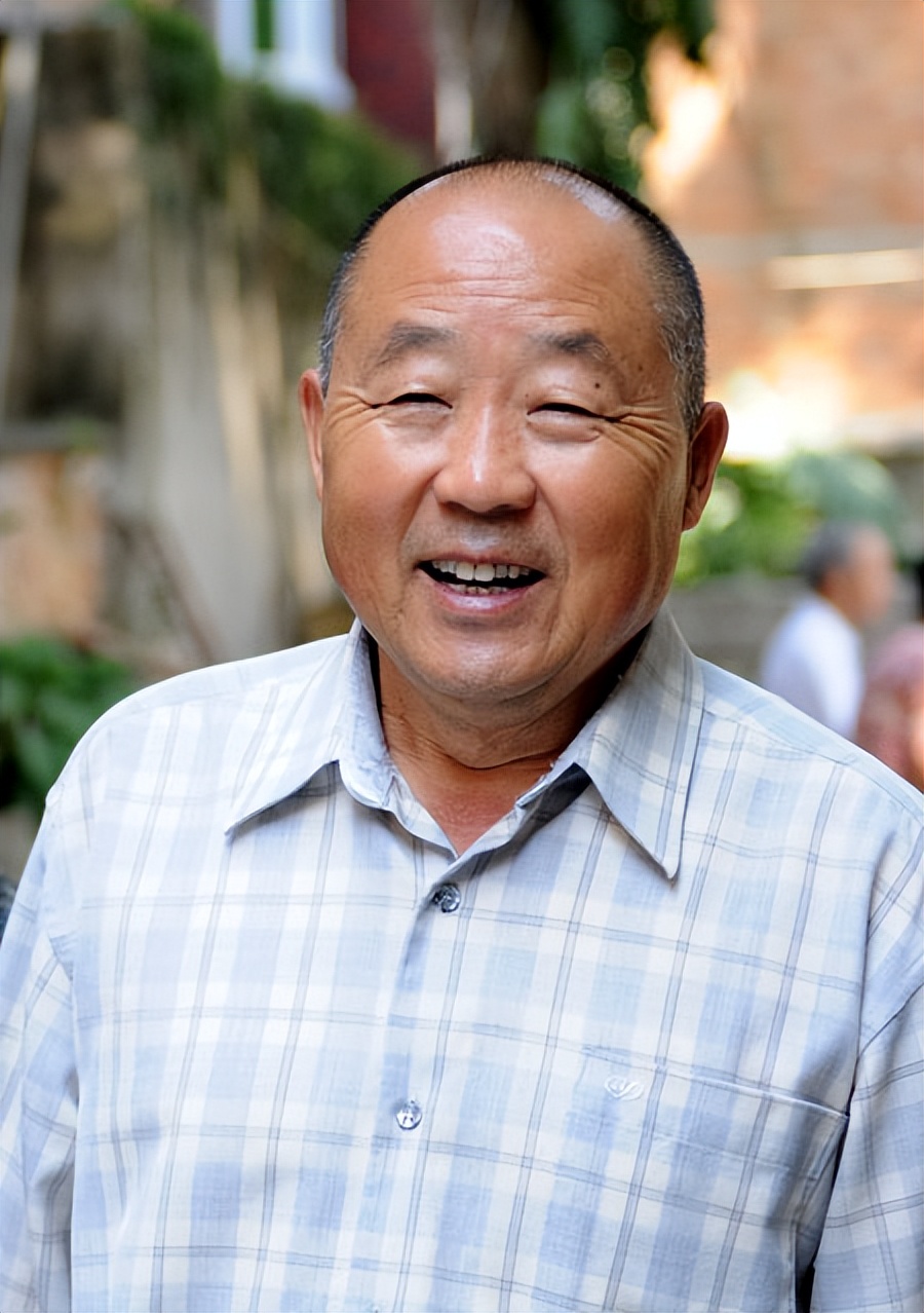 演了几十年配角的老戏骨，65岁才担任主角，如今73岁婚姻成谜