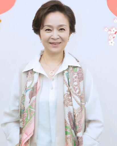 62岁“国民老妈”刘莉莉：穿着简约又得体，妈妈们照穿也好看