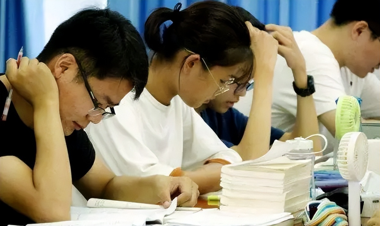 为什么高考前，很多女生会偷吃“避孕药”？班主任道出其中原委