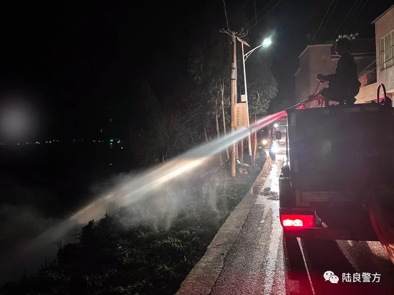 处警过程中，这个派出所民警转换角色