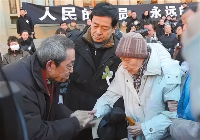 于是之病逝9年了，遗孀李曼宜的选择令人泪目