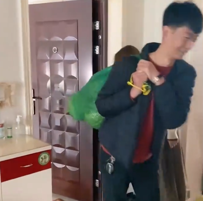 甘肃一男生到女友家商讨订婚，带的礼物接地气，网友：实在就好