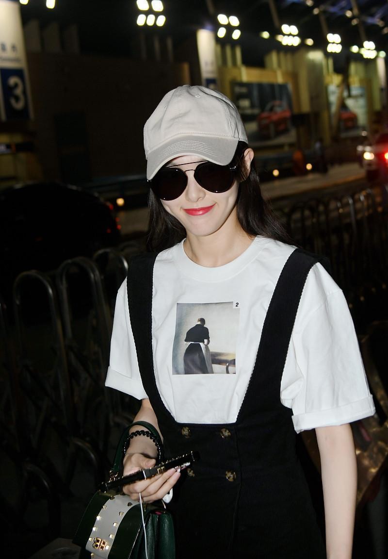 唐嫣生完孩子还这么瘦，背带裙配T恤好清新，看着好像学生妹