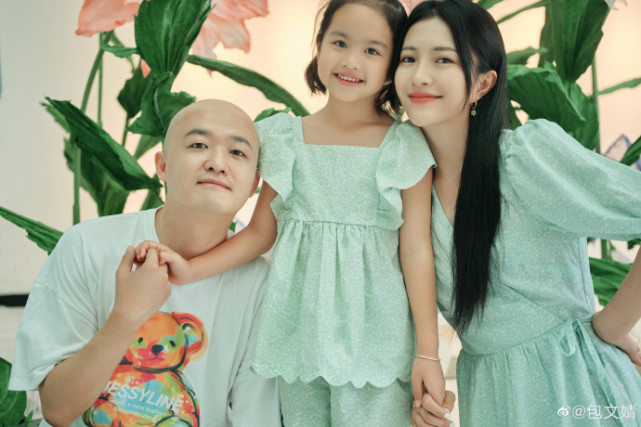 包文婧晒女儿近照，饺子涂口红托腮甜笑，颜值变化大越长越漂亮