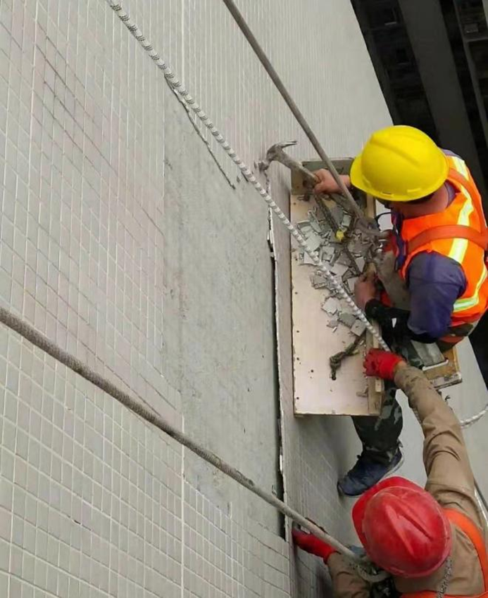 农村新房外墙贴瓷砖还是喷砂?喷砂有这5大优势,但仍需小心受骗