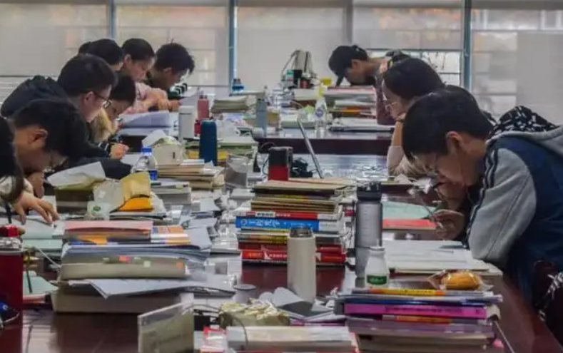 2022年迎来“史上最多毕业生”，1076万人创新高，学生出路在哪？