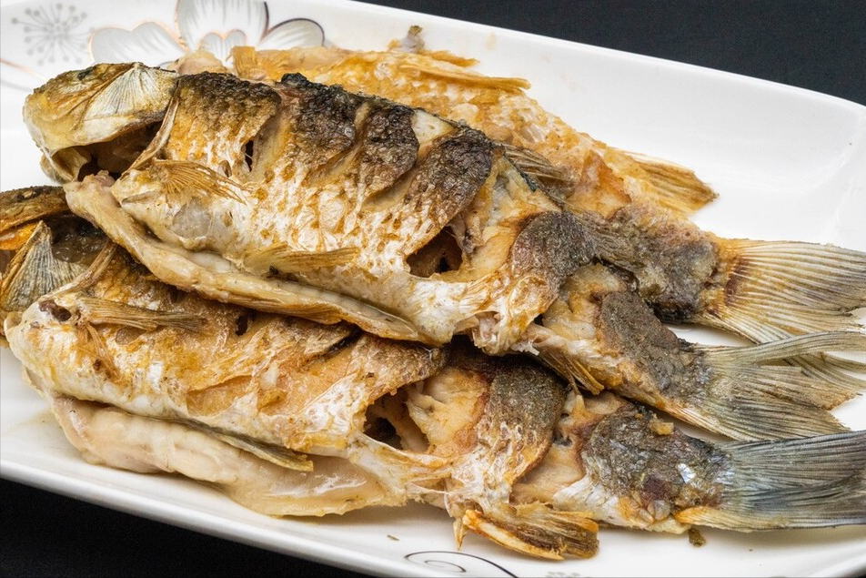 铁锅煎鱼，总是破皮还粘锅？大厨教你3个窍门，鱼肉完整不碎