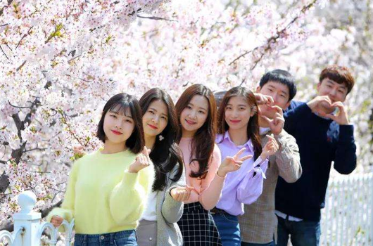 在韩留学生分享食堂饭菜，家长看后不淡定了，韩剧都是骗人的吗