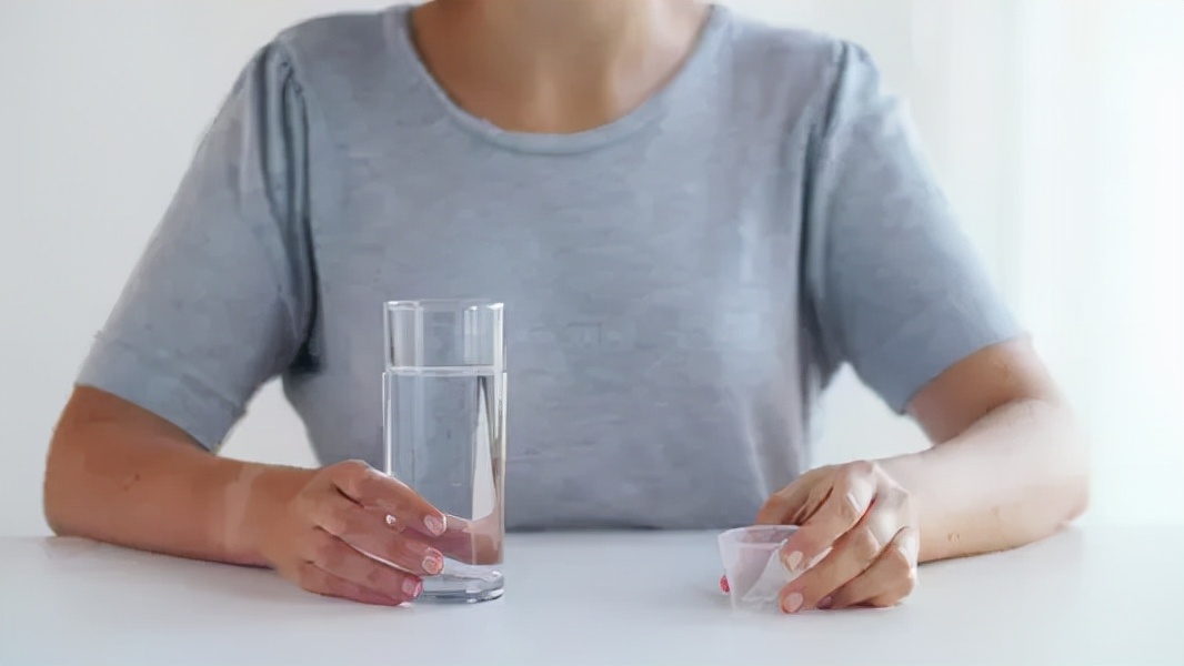 一边吃饭一边喝水、喝果汁，会不会伤胃？劝你这5件事不要做