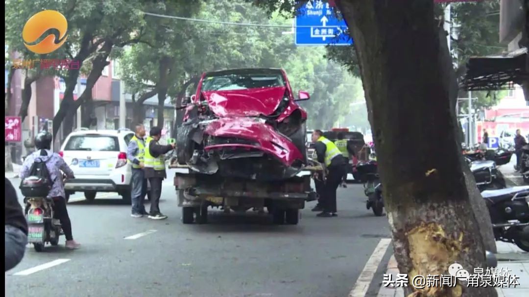 「惊险视频」泉州：特斯拉突然连撞上去 路人惊吓四散 有人受伤